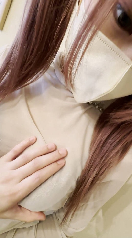 服越し 触る エロ画像 【1】