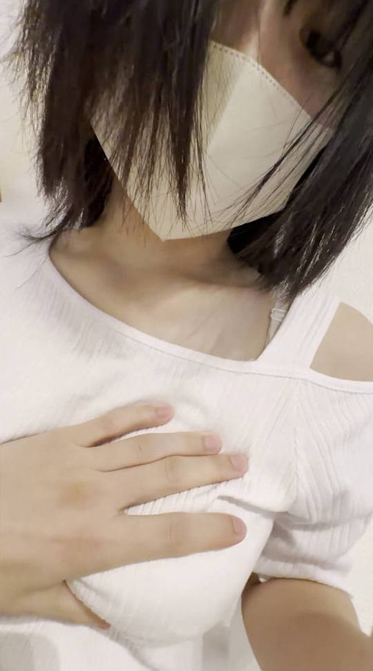 服越し 触る エロ画像 【2】