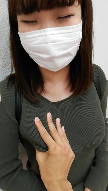 服越し 触る エロ画像 【6】
