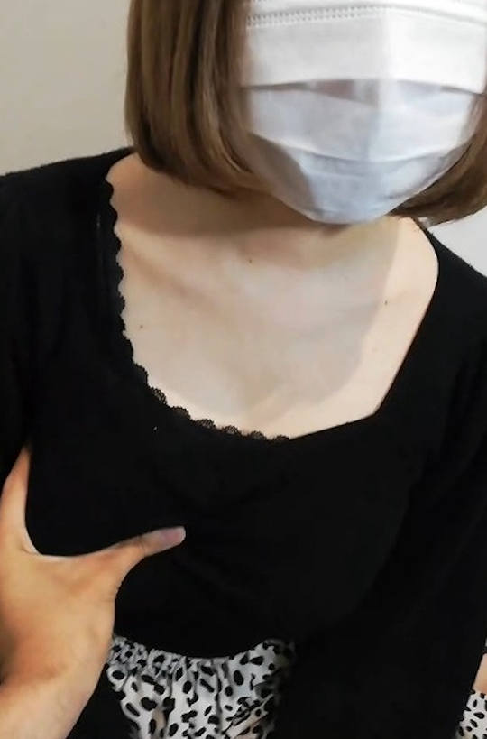 服越し 触る エロ画像 【12】