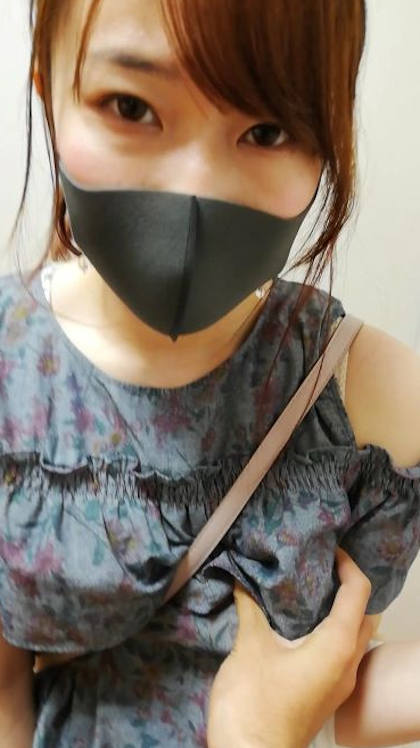 服越し 触る エロ画像 【22】