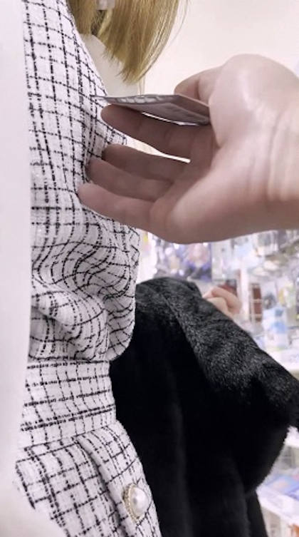 服越し 触る エロ画像 【24】
