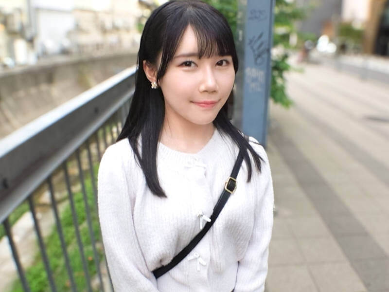 地味で素朴な低身長女子のハメ撮りAV