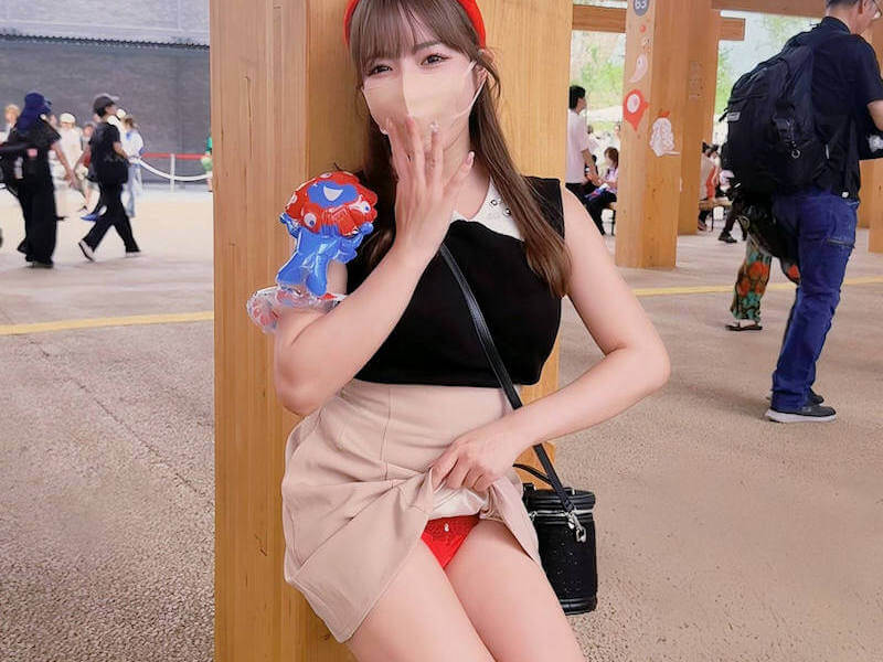 めくりパンチラ女子のエロ画像