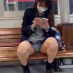 ベンチの座りパンチラエロ画像
