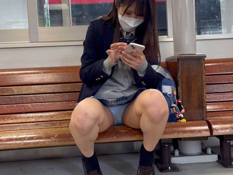 ベンチの座りパンチラエロ画像