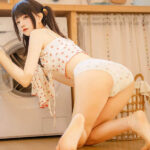 苺柄部屋着美少女のエロ画像