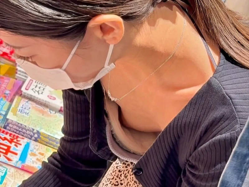 胸チラセンサーが反応するエロ画像