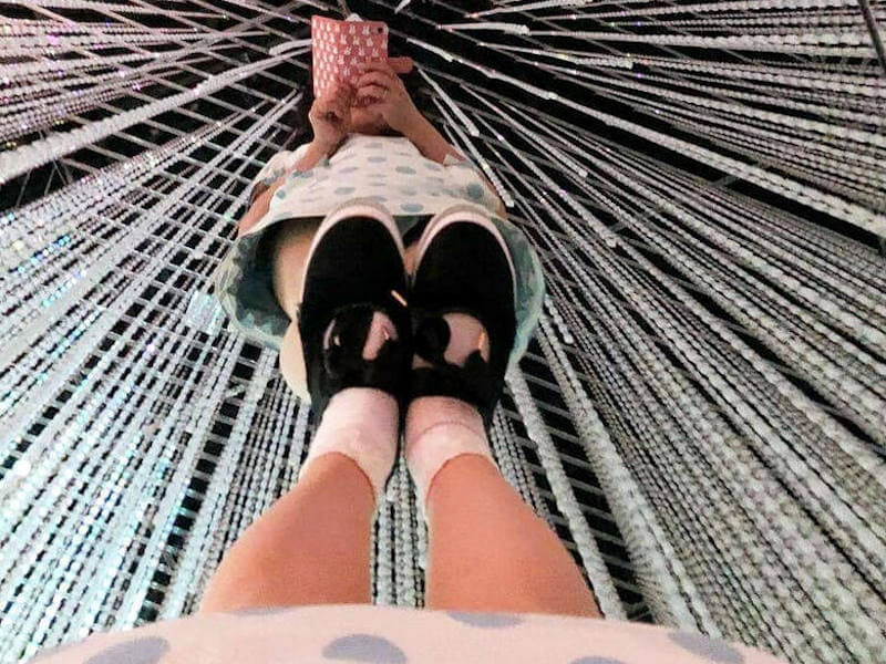 逆さ撮りする自撮り女子のエロ画像