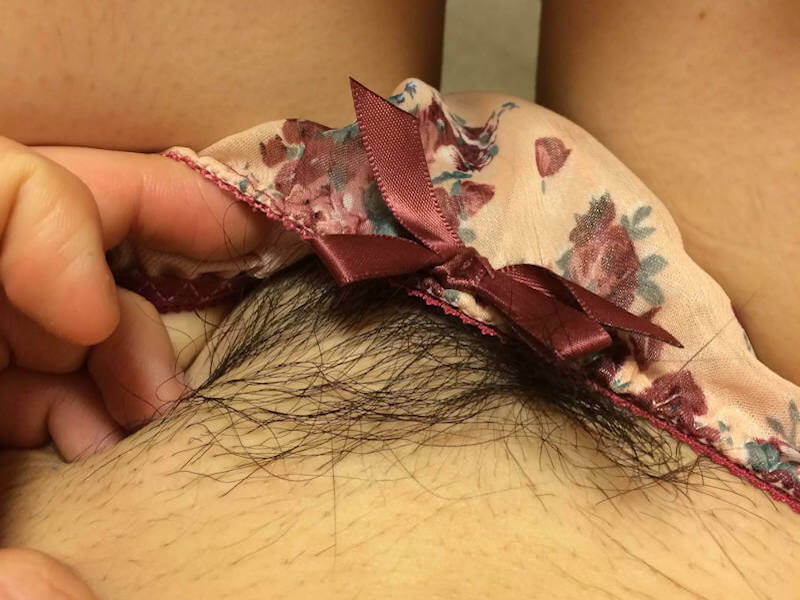 ずり下げパンツでマン毛を晒すエロ画像