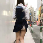 バッグを背負うJKはパンチラするエロ画像