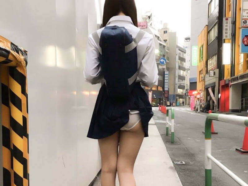 バッグを背負うJKはパンチラするエロ画像