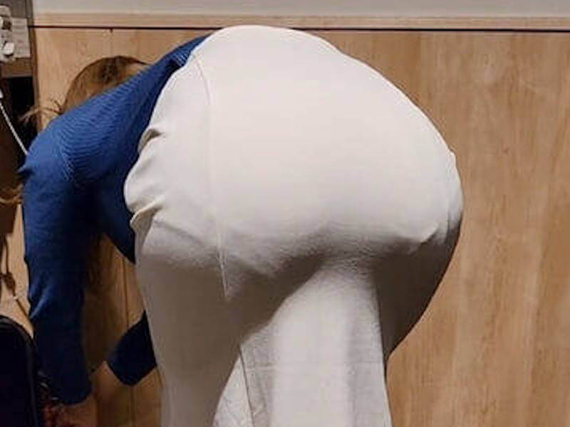 体勢がエロい前屈み透けパン画像