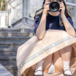 カメラ構えたパンチラ女子のエロ画像