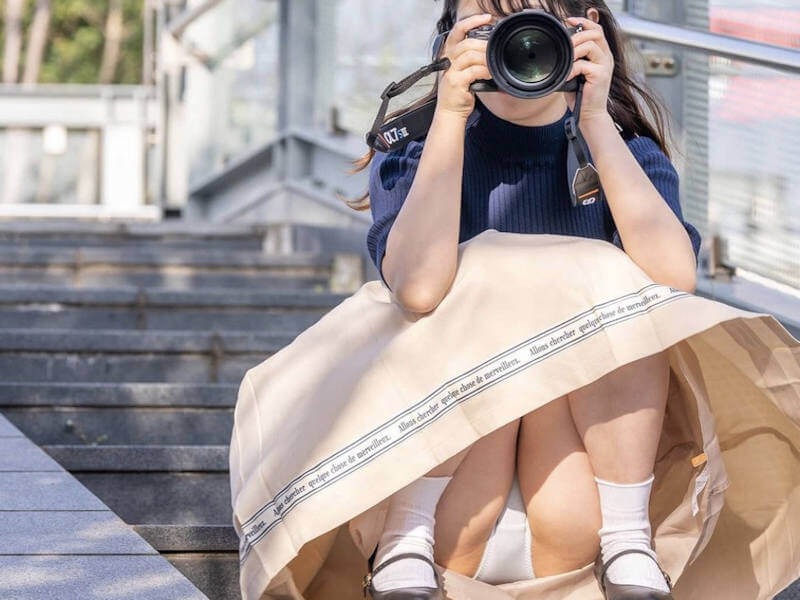 カメラ構えたパンチラ女子のエロ画像