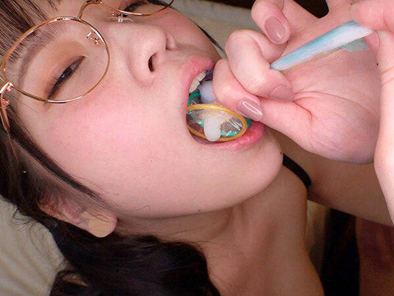 コンドームの中の精子をごっくんしたエロ画像