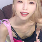 胸チラした貧乳微乳女子のエロ画像