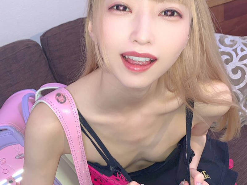 胸チラした貧乳微乳女子のエロ画像