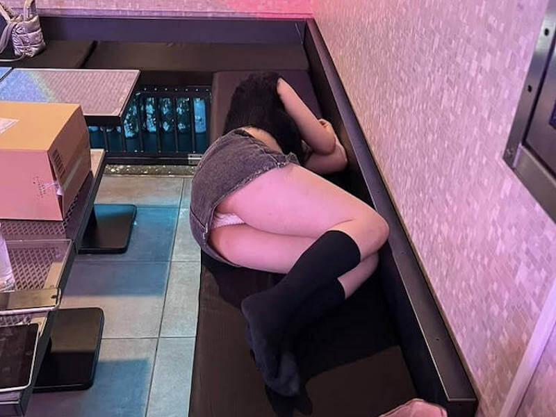 パンチラしやすくなるミニスカエロ画像