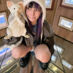 しゃがみ込んだ時のパンチラエロ画像