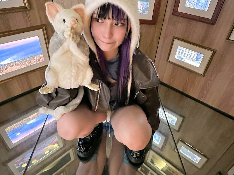 しゃがみ込んだ時のパンチラエロ画像