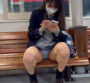 ベンチ 座り パンチラ エロ画像